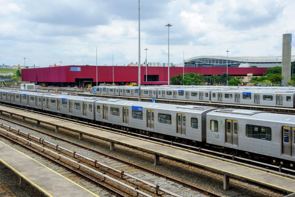 CPTM e Metrô de SP funcionarão 24h para o jogo da NFL no Brasil