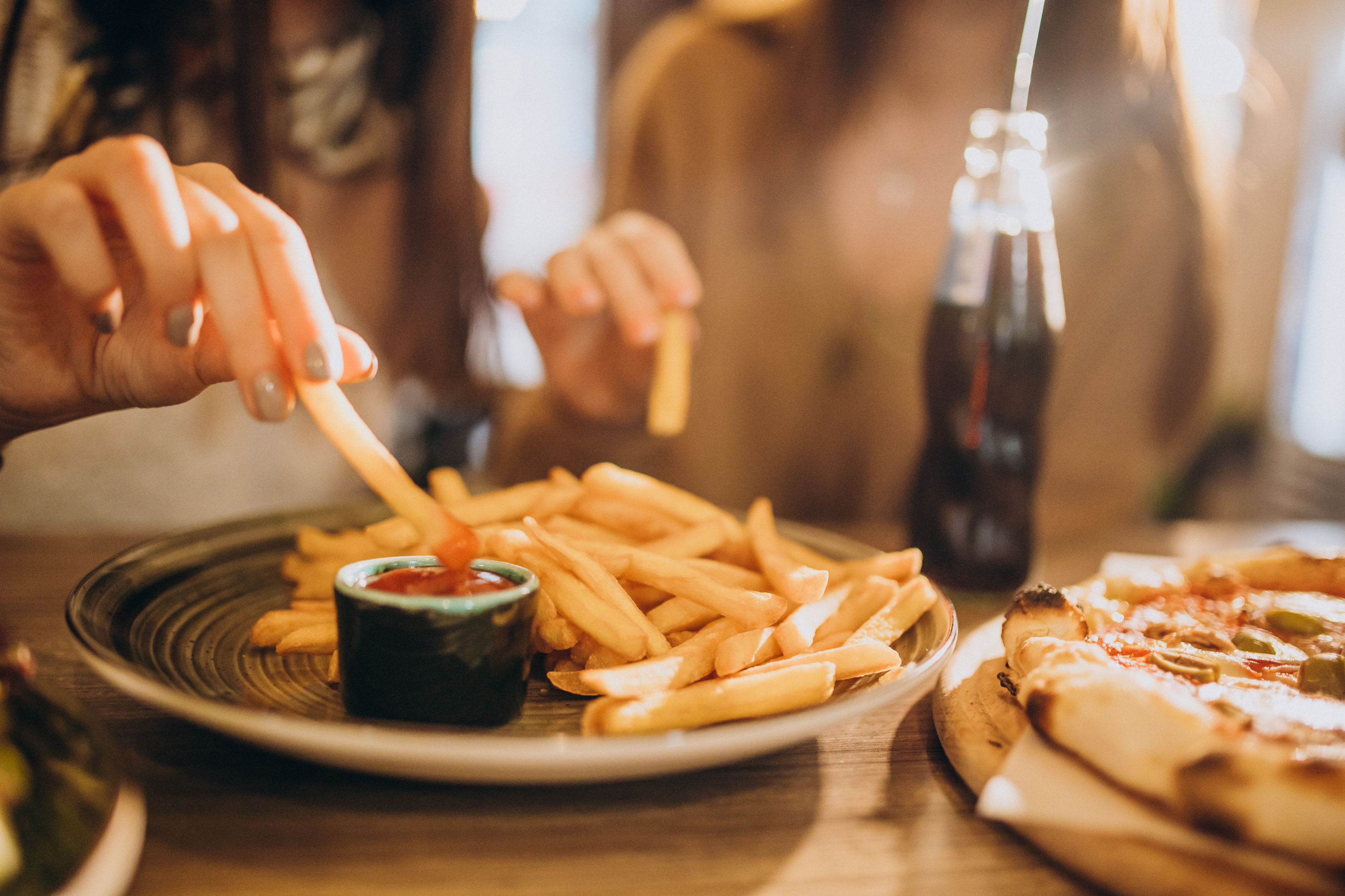 Gastos com alimentação fora de casa crescem 7,3% em abril, aponta relatório do IFB